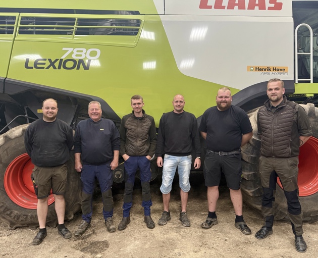 Gruppebillede af holdet hos Henrik Haves Maskinstation, der fokuserer på teamwork, samarbejde og kvalitet og kundetilfredshed. 